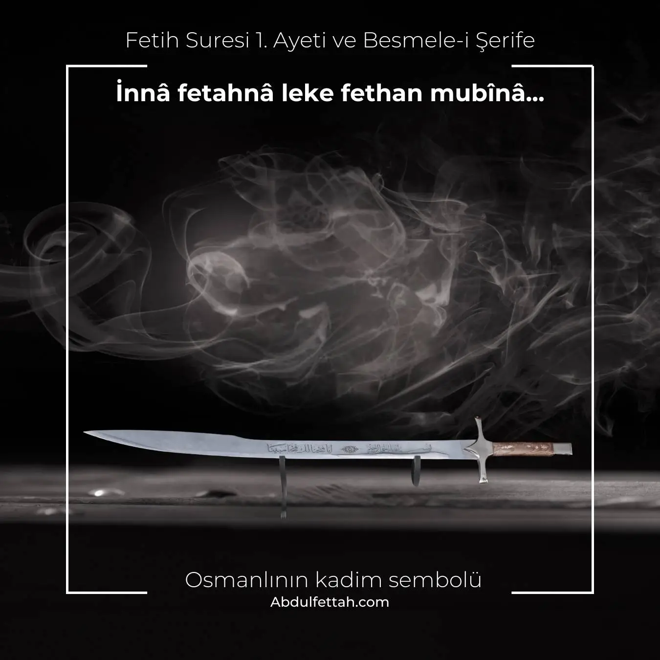 Siyah kadife kutu içerisinde, Fetih Suresi işlemeli Osmanlı Yatağan kılıcı.