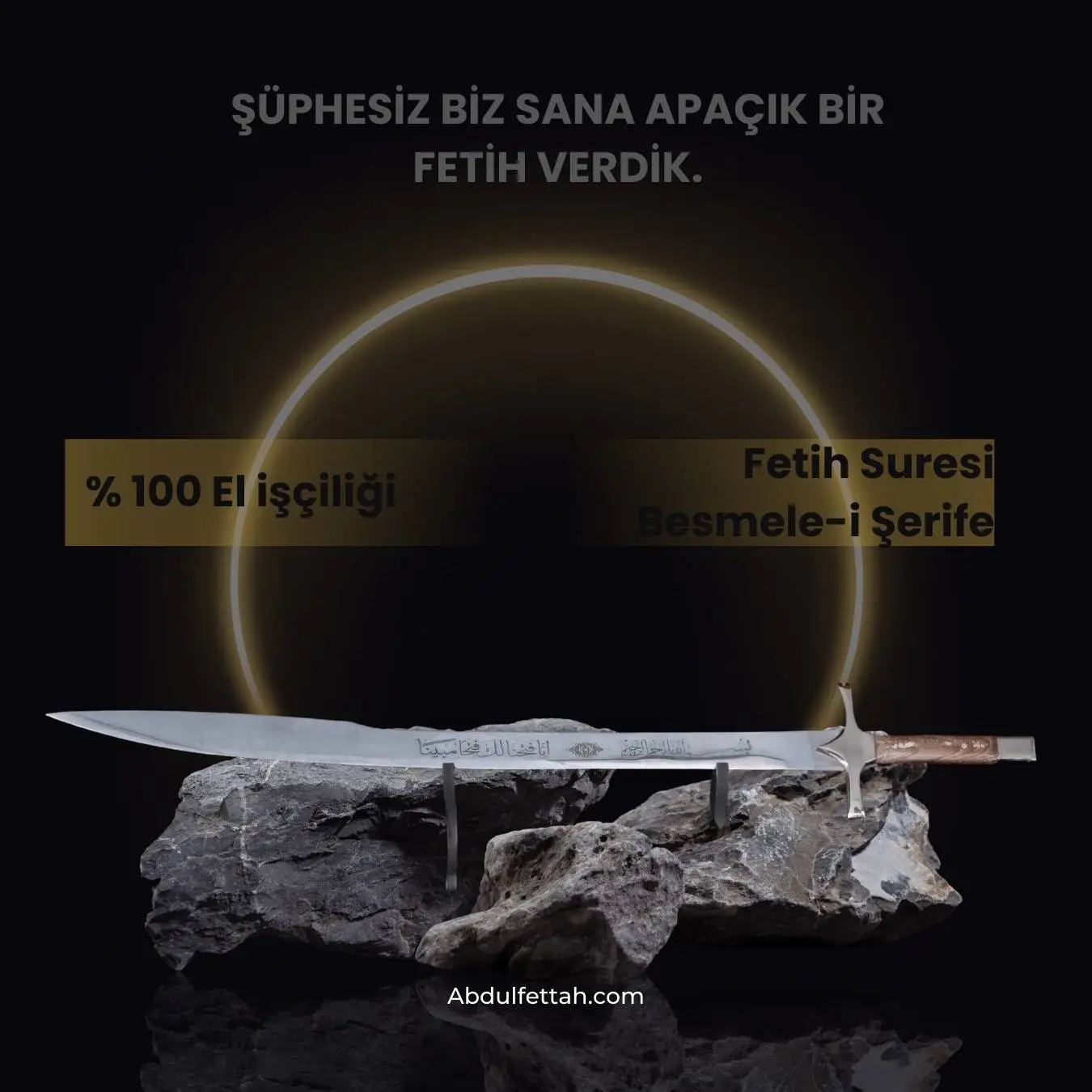 Namlusunda "İnnâ fetahnâ" (Fetih Suresi) ve Besmele nakşedilmiş çelik kılıç detayı.