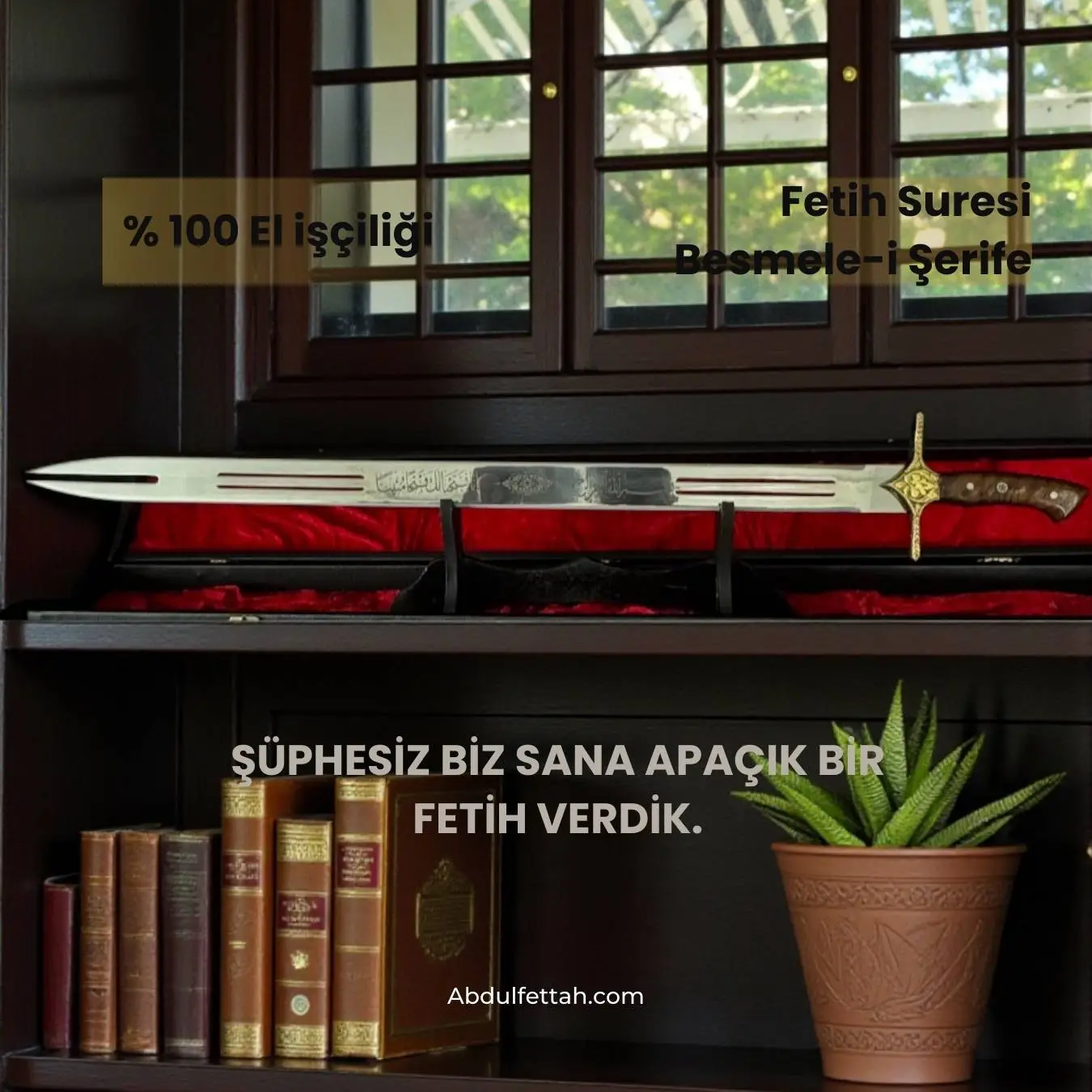 Üzerinde Besmele ve İnnâ Fetahnâ ayeti nakşedilmiş paslanmaz çelik Zülfikar namlu detayı.