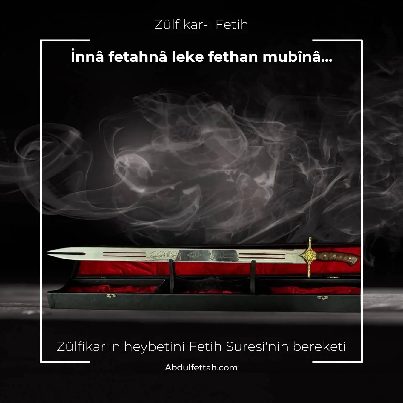Siyah kadife kutu içerisinde, iki uçlu (çatal) Zülfikar formunda Fetih Suresi işlemeli kılıç.